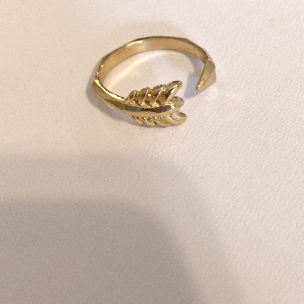 Stella & Dot Gold Arrow Ring - Picture 2 of 5